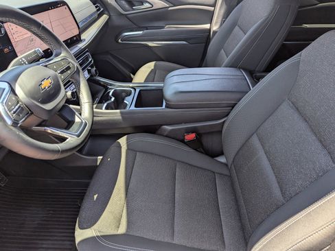 Used 2025 Chevrolet Traverse LT w/ Driver Confidence Package FWD image 12