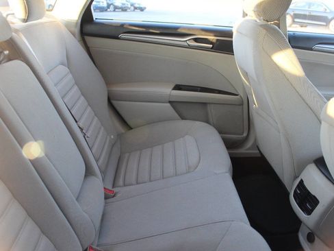 Used 2019 Ford Fusion SE image 12