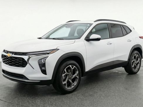 Used 2025 Chevrolet Trax LT w/ LT Convenience Package image 3