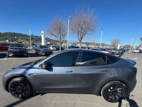 Used 2022 Tesla Model Y Long Range image 5