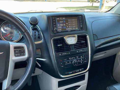 Used 2014 Chrysler Town & Country Touring image 6