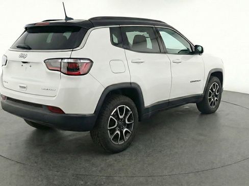 Used 2025 Jeep Compass Trailhawk image 9