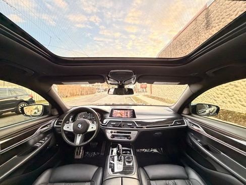 Used 2021 BMW 750i xDrive w/ Executive Package image 34