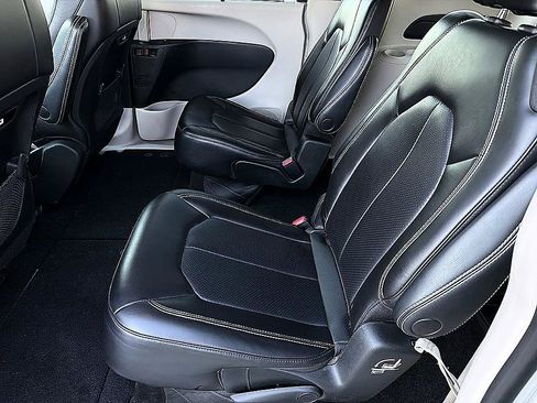 Used 2023 Chrysler Pacifica Touring-L FWD image 9