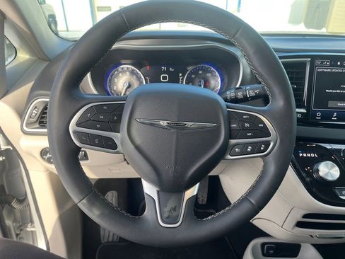 Used 2024 Chrysler Pacifica Touring-L image 18
