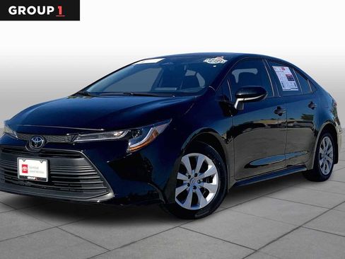 Certified 2025 Toyota Corolla LE image 1