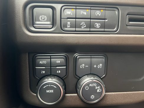 Used 2023 Chevrolet Tahoe Z71 w/ Luxury Package AWD/4WD image 15