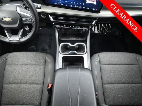 Used 2025 Chevrolet Traverse LT w/ Driver Confidence Package image 32