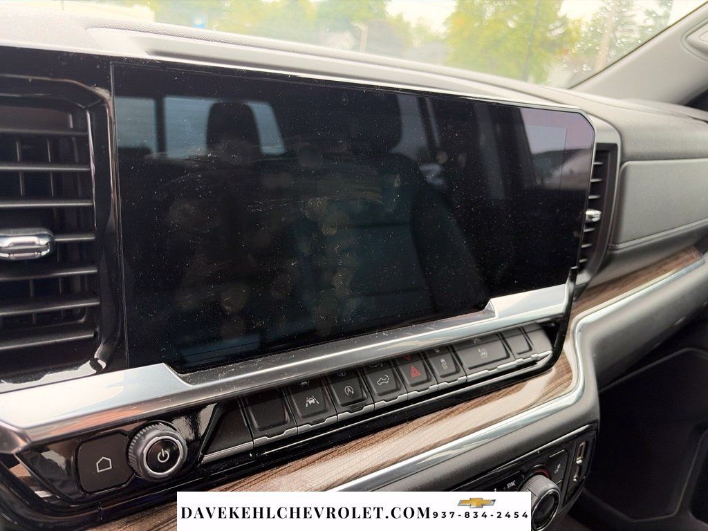 Used 2023 Chevrolet Silverado 1500 LT w/ Leather Package AWD/4WD image 13