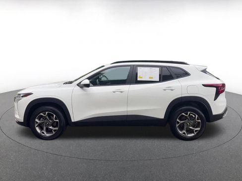 Used 2025 Chevrolet Trax LT FWD image 9
