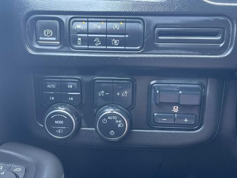 Certified 2023 Chevrolet Suburban Z71 w/ Z71 Off-Road Package AWD/4WD image 29