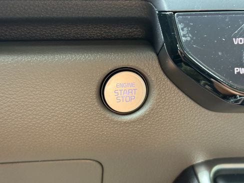 Used 2025 Kia Carnival FWD image 23