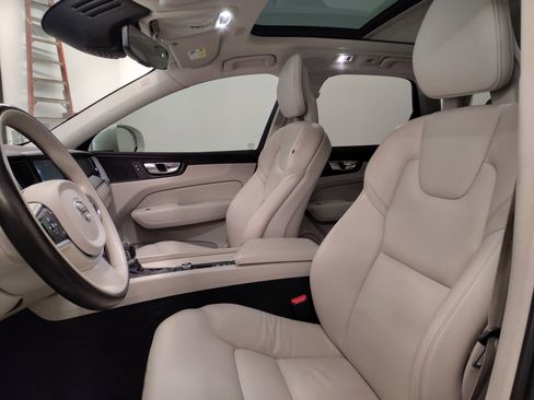 Used 2018 Volvo XC60 T5 Momentum w/ Vision Package image 21