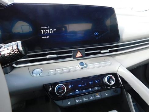 Used 2025 Hyundai Elantra SEL image 28