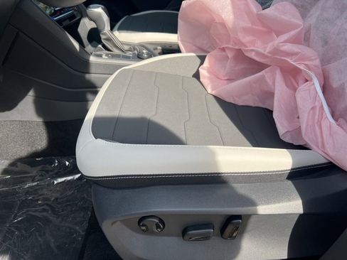 New 2025 Volkswagen Taos SE image 14