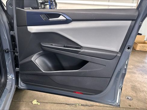 Used 2023 Volkswagen Taos SE w/ Panoramic Sunroof Package FWD image 31
