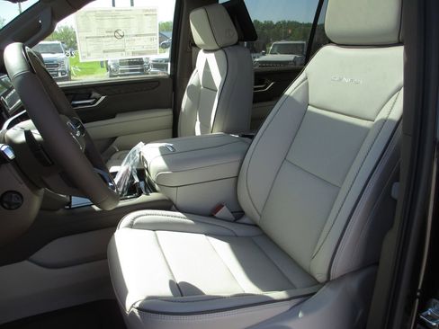 New 2026 GMC Yukon XL Denali w/ Denali Reserve Package AWD/4WD image 11