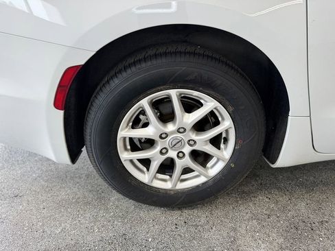 Used 2024 Chrysler Pacifica Touring-L FWD image 26