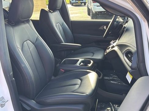 New 2026 Chrysler Pacifica Select image 25