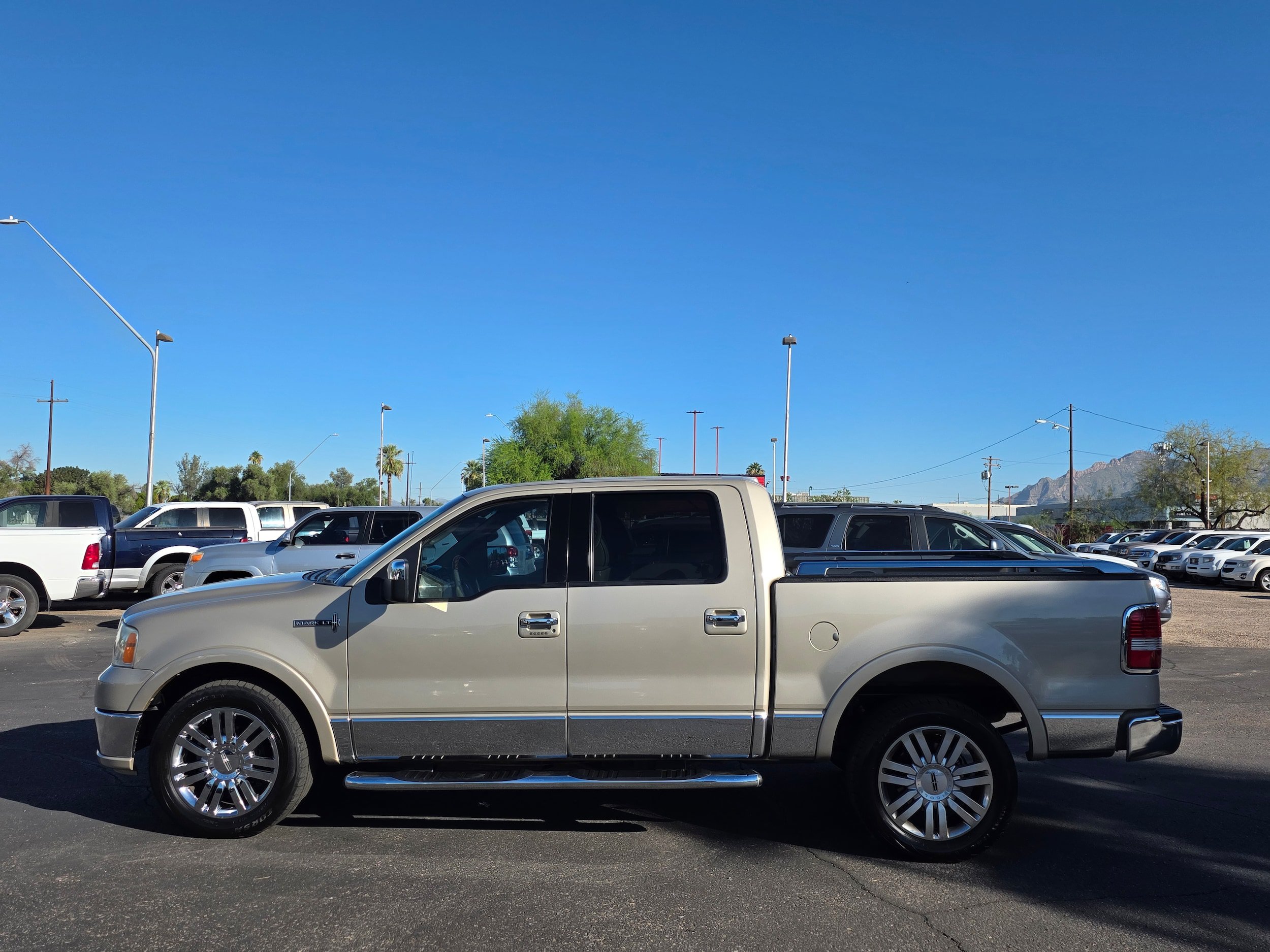 Used 2008 Lincoln Mark LT 2WD image 2
