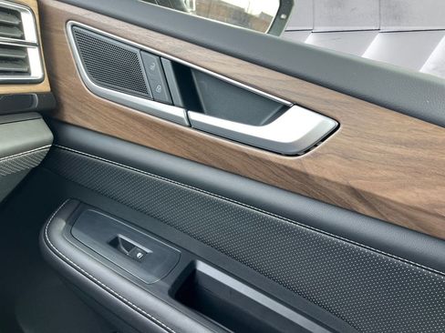 Used 2025 Volkswagen Atlas SE image 15