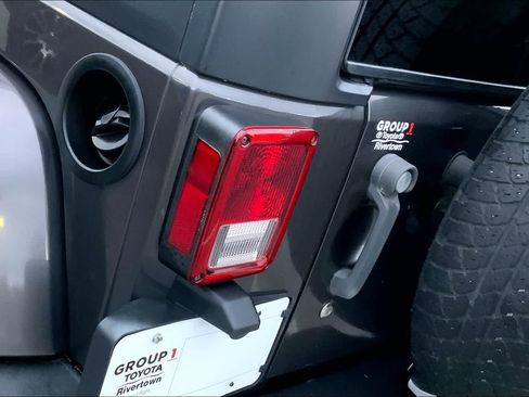 Used 2017 Jeep Wrangler Unlimited Sahara w/ Max Tow Package AWD/4WD image 28