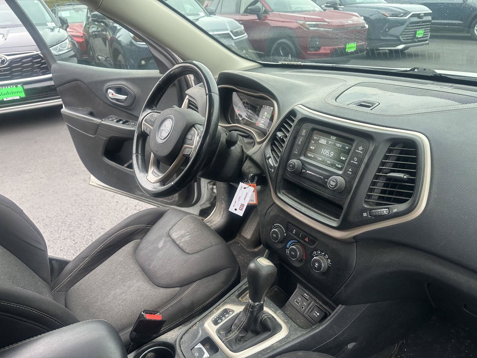 Used 2015 Jeep Cherokee Sport FWD image 11