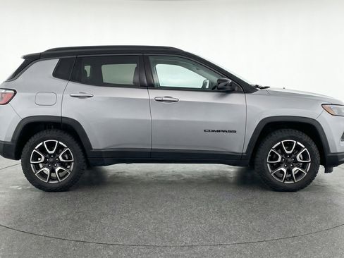 Used 2025 Jeep Compass Trailhawk AWD/4WD image 11