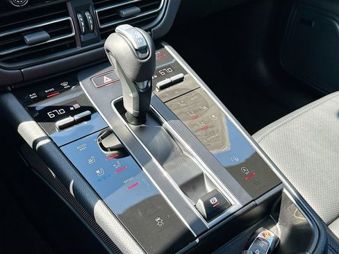 Certified 2026 Porsche Macan AWD/4WD image 19