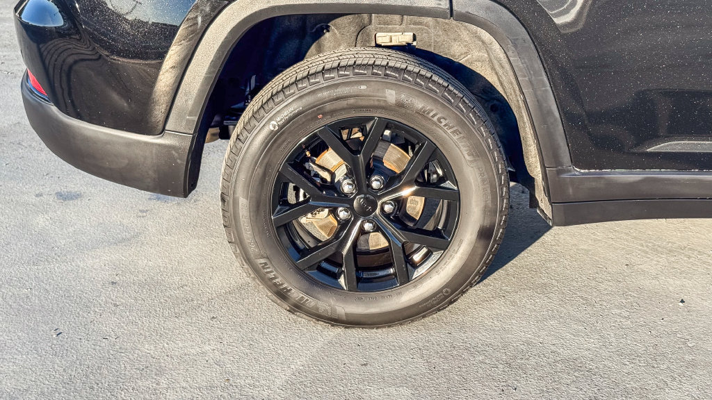 Used 2025 Jeep Grand Cherokee Altitude AWD/4WD image 12
