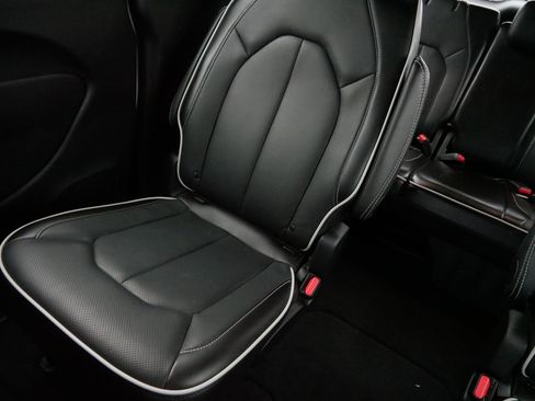 Used 2024 Chrysler Pacifica Limited w/ S Appearance Package image 12