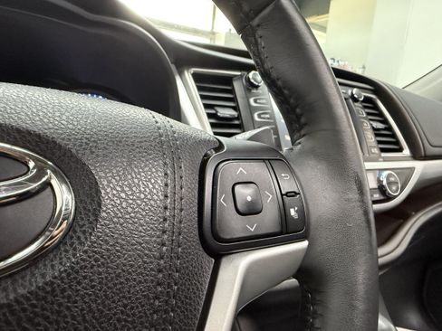 Used 2016 Toyota Highlander XLE AWD/4WD image 16