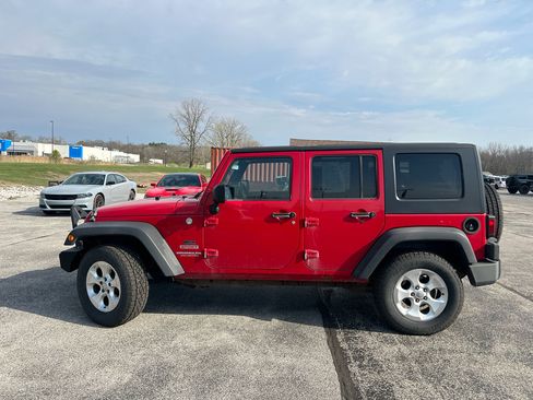 Used 2010 Jeep Wrangler Unlimited Sport image 2