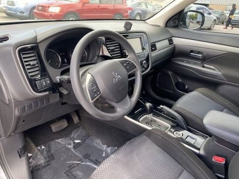 Used 2018 Mitsubishi Outlander ES AWD/4WD image 8