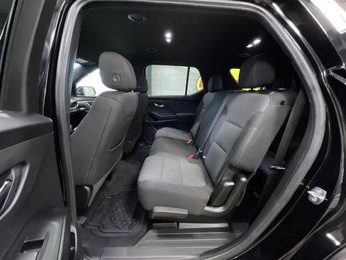 Used 2022 Chevrolet Traverse LT image 19
