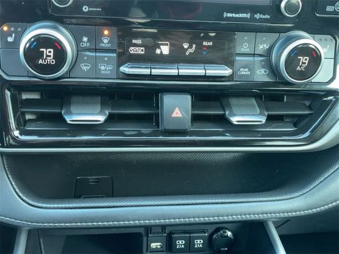 Used 2021 Toyota Highlander XLE image 23