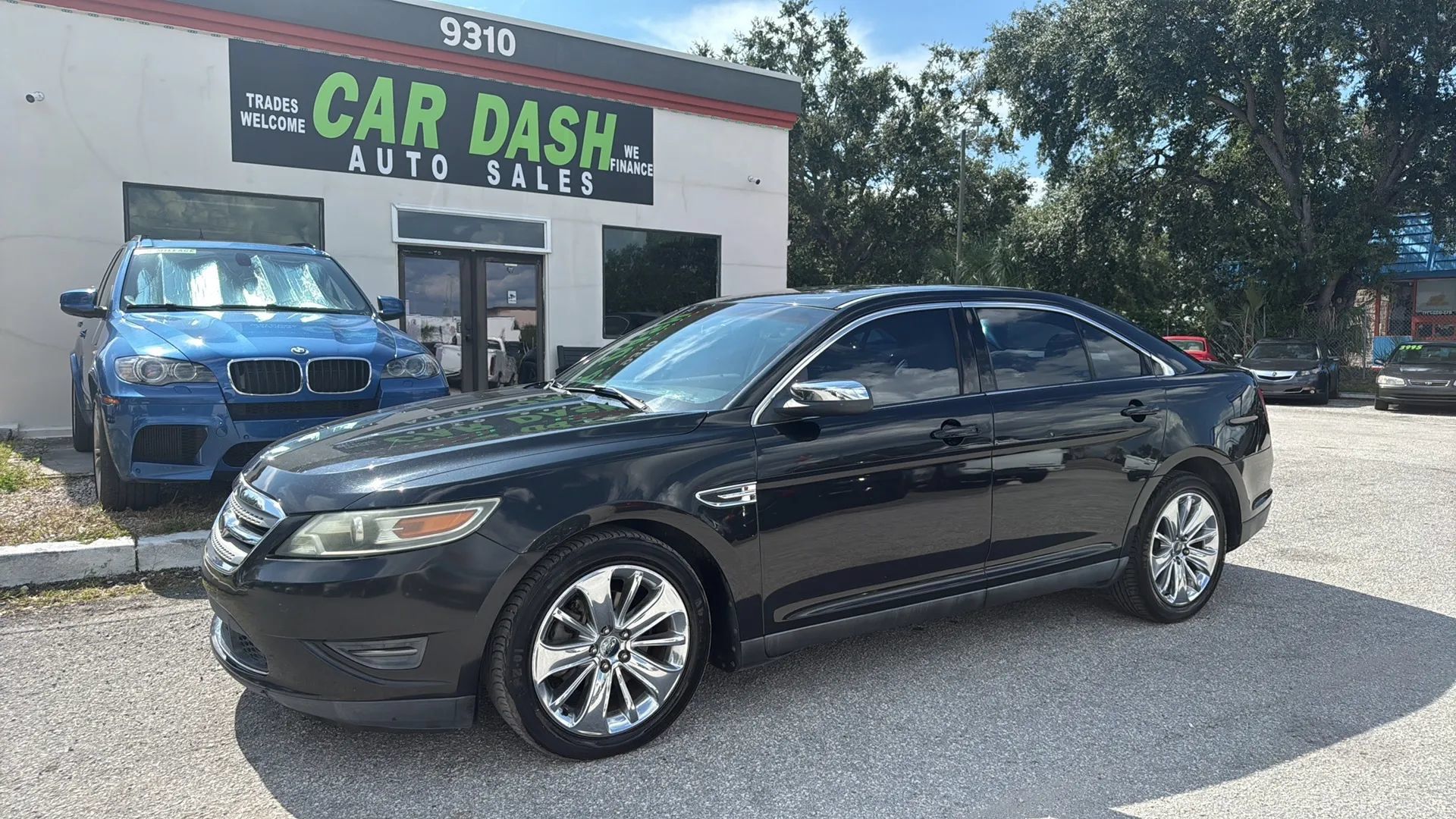 Used 2010 Ford Taurus Limited FWD image 1