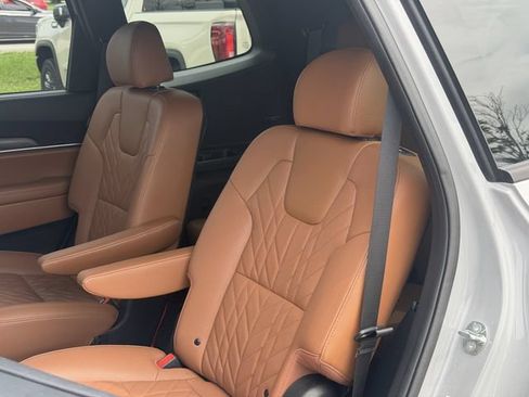 Used 2025 Kia Telluride AWD image 31