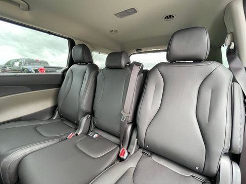 New 2026 Kia Carnival EX FWD image 25