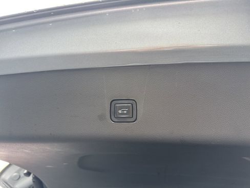 Used 2023 Chevrolet Traverse Premier image 19