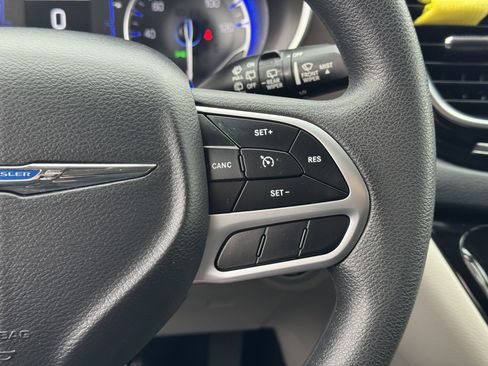 Used 2018 Chrysler Pacifica Touring Plus image 35