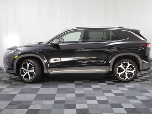 Used 2025 Volkswagen Tiguan SE w/ Panoramic Sunroof Package AWD/4WD image 4