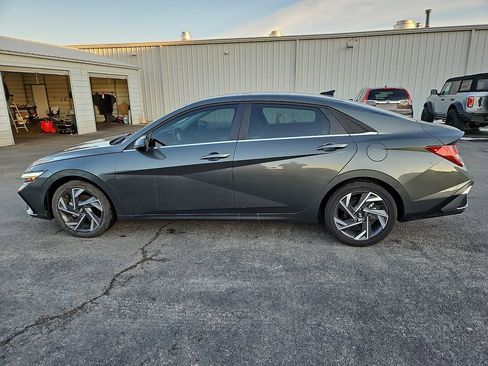 Used 2025 Hyundai Elantra Limited image 3