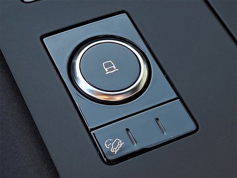 New 2025 Land Rover Discovery S image 14