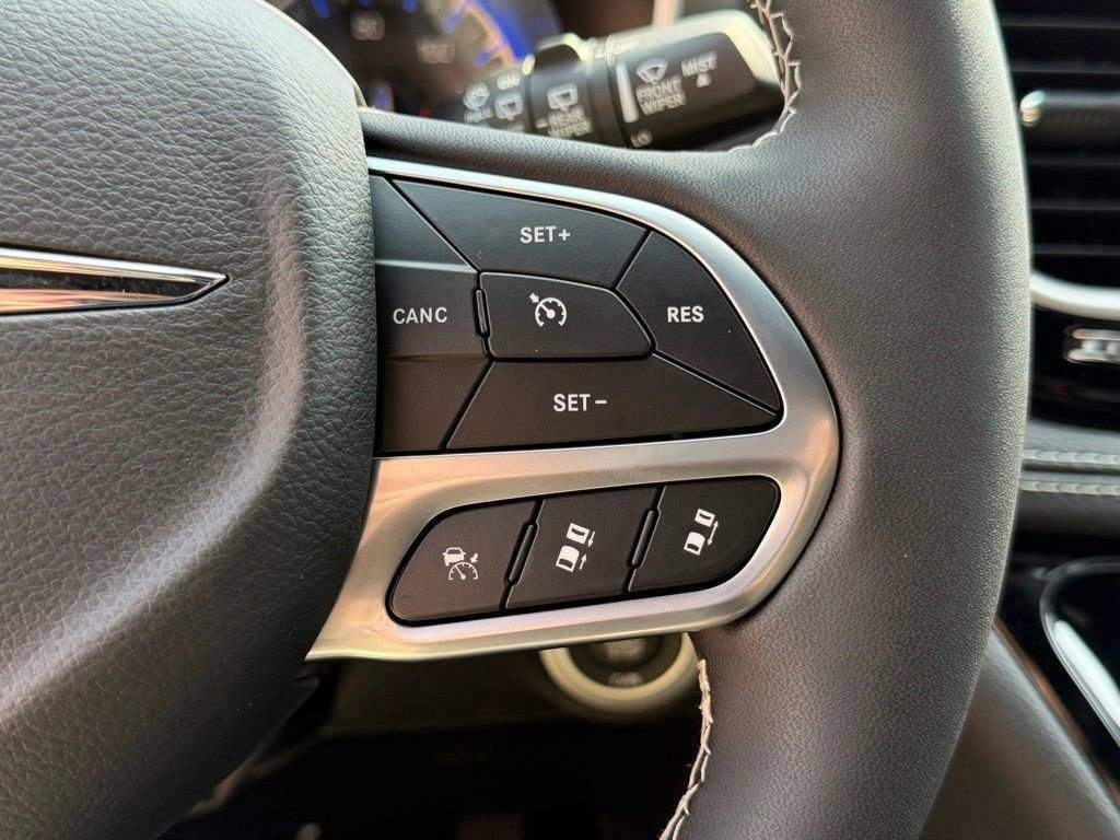New 2026 Chrysler Pacifica Select FWD image 18