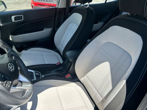 Used 2025 Hyundai Venue SEL FWD image 13