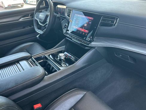 Certified 2024 Jeep Wagoneer L Series II w/ Flexible Seating Group RWD image 17