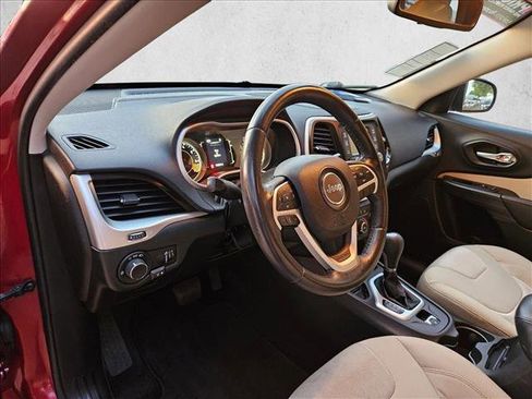 Used 2015 Jeep Cherokee Sport image 9