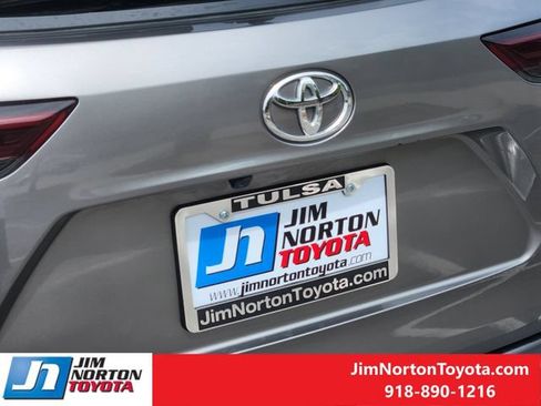 Used 2025 Toyota Highlander XLE AWD/4WD image 11
