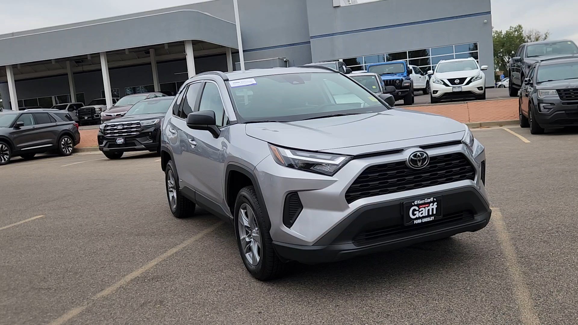Used 2025 Toyota RAV4 LE AWD/4WD image 6